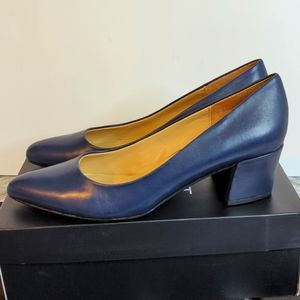 Neutralizer Carmen Navy Leather Pump